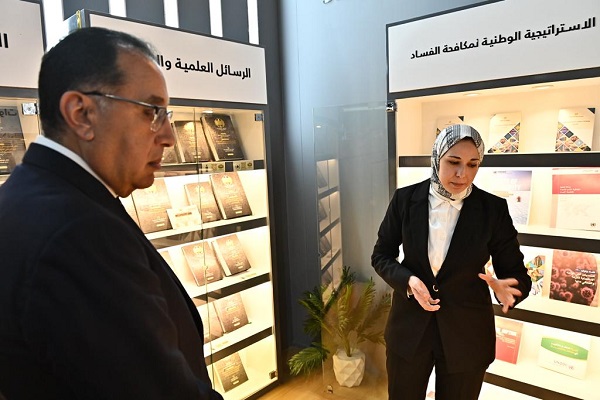 رئيس مجلس الوزراء يتفقد جناح هيئة الرقابة الإدارية خلال افتتاح معرض القاهرة الدولي للكتاب